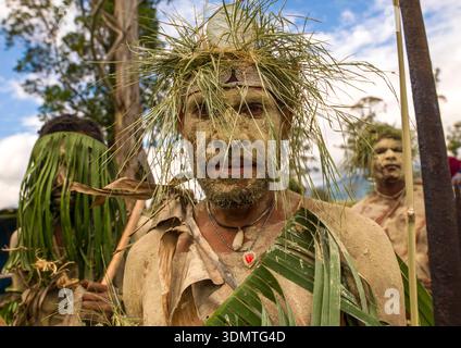 Uomini Chimbu con copricapo durante un canto, Highlands occidentali, Monte hagen, nuova cavia Papua Foto Stock