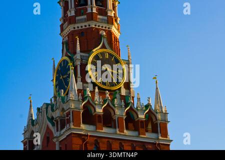 Vista ravvicinata dell'orologio della Torre Spasskaya sul Cremlino di Mosca Foto Stock