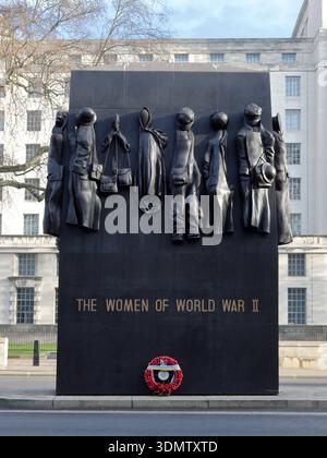 Il Monumento alle donne della seconda guerra mondiale, un memoriale di guerra nazionale britannico situato a Whitehall, a Londra, vicino al Cenotaph Foto Stock
