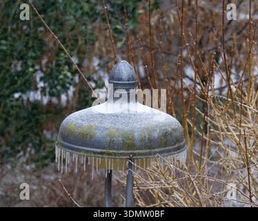 26 gennaio 2026, Berlino, Steglitz, Germania: Berlino:neve e ghiaccio a Berlino-Steglitz (immagine di credito: © Simone Kuhlmey/Pacific Press via ZUMA Press Wire) SOLO PER USO EDITORIALE! Non per USO commerciale! Foto Stock