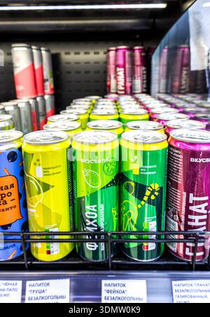 Samara, Russia - 24 marzo 2025: Varie bevande a base di frutta in scatola in mostra presso il negozio di alimentari VkusVill. Diversi succhi di frutta VkusVill Foto Stock