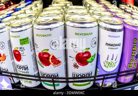 Samara, Russia - 24 marzo 2025: Varie bevande a base di frutta in scatola in mostra presso il negozio di alimentari VkusVill. Diversi succhi di frutta VkusVill Foto Stock