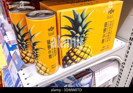Samara, Russia - 24 maggio 2025: Birra artigianale Gisbelle. Prodotta in Cina, birra cinese. Bevande alcoliche in scatola e bevande spiritose Foto Stock