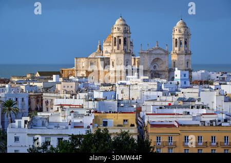 Vista su Cádiz e la Catedral de la Santa Cruz. Andalusia, Spagna. Foto Stock