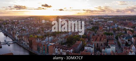 Vista aerea di Danzica, Polonia, al tramonto mostra la città vecchia vicino al fiume Motlawa, la gru Zuraw e la basilica di San Marco, con i tegole olandesi e i tetti rossi Foto Stock