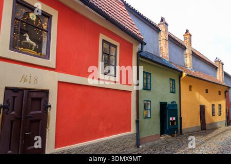 Golden Lane, la famosa strada medievale situata nel castello di Praga, Repubblica Ceca Foto Stock