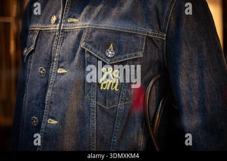 Milano, Italia - 2026, 3 febbraio: La giacca in denim Marni FW25 presenta cuciture gialle audaci, logo esclusivo e design italiano moderno, perfetto per chi ama distinguersi Foto Stock