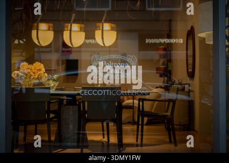Milano, Italia - 2026, 3 febbraio: Lo showroom poltrona Frau FW25 presenta mobili italiani di lusso, illuminazione elegante e un design d'interni moderno e sofisticato Foto Stock