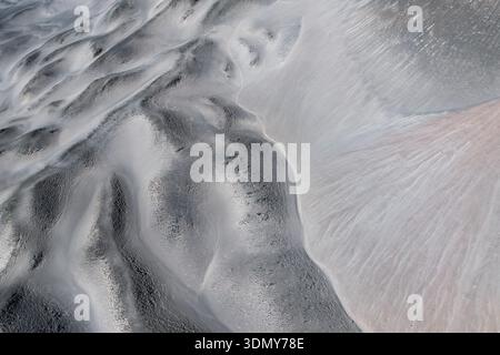 Vista aerea che cattura le texture uniche della lava vulcanica solidificata, mostrando gli intricati motivi e la superficie aspra del suolo vulcanico modellato da Foto Stock