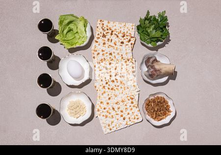 Un'immagine dettagliata di un piatto di Seder pasquale che mostra cibi tradizionali simbolici, tra cui matzah, vino, erbe amare, un uovo, lattuga, e altro ancora, usalo Foto Stock