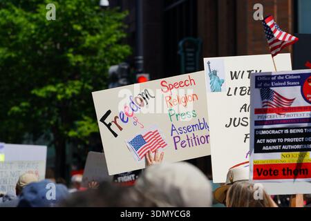 Madison, Wisconsin USA - 14 giugno 2025: Persone di razza mista si sono riunite per protestare durante l'evento No Kings. Foto Stock