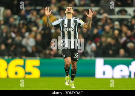 Newcastle upon Tyne, Regno Unito. 7 febbraio 2026. Bruno Guimarães del Newcastle United fu espulso durante la partita Newcastle United contro Brentford Premier League al St. James' Park, Newcastle upon Tyne, Inghilterra il 7 febbraio 2026 Credit: Lee Keuneke/Every Second Media Credit: Every Second Media/Alamy Live News Foto Stock