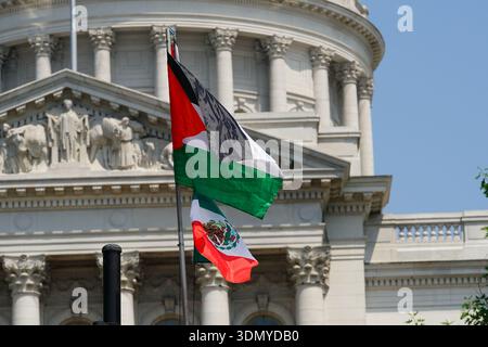 Madison, Wisconsin USA - 14 giugno 2025: Persone di razza mista si sono riunite per protestare durante l'evento No Kings. Foto Stock