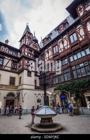 Sinaia, Romania - 5 luglio 2016: Castello di Peles nei Carpazi, contea di Prahova Foto Stock