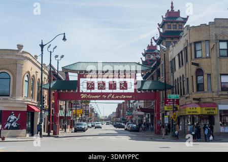 Chicago, Illinois, USA - 24 aprile 2017: Chinatown Gateway Arch, Chicago: Un vibrante punto di riferimento culturale in Bright Day Foto Stock