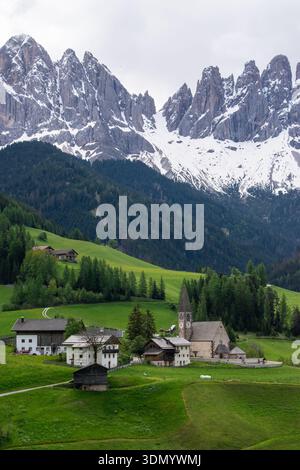 Pittoresca chiesa alpina di Santa Maddalena sotto le cime delle Odle, Italia, Dolomiti Foto Stock
