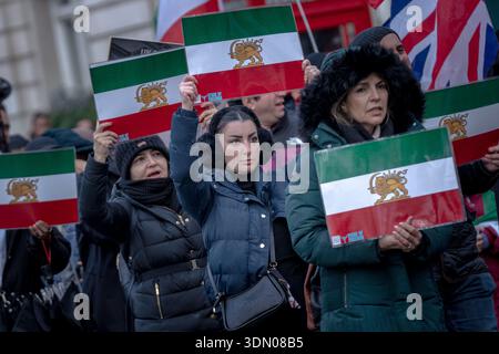 Londra, Regno Unito. 7 febbraio 2026. Britannici-iraniani e sostenitori marciano da Marble Arch per radunarsi a Whitehall come parte dell'azione di protesta in corso che chiede un cambio di regime in Iran. Decine di migliaia di manifestanti e civili iraniani sono stati confermati uccisi nelle proteste in tutto l'Iran, con cadaveri scomparsi e sepolture di massa segnalate. Recenti testimonianze di medici, obitorio e personale del cimitero rivelano un enorme sforzo statale per nascondere l'uccisione sistematica dei manifestanti. Crediti: Guy Corbishley/Alamy Live News Foto Stock