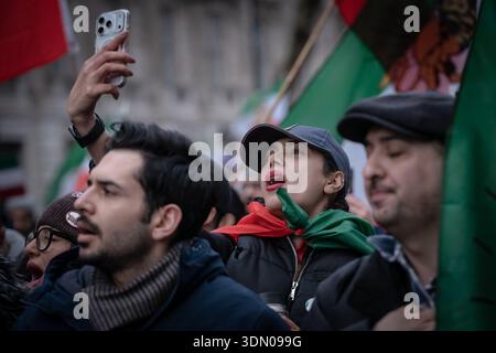 Londra, Regno Unito. 7 febbraio 2026. Britannici-iraniani e sostenitori marciano da Marble Arch per radunarsi a Whitehall come parte dell'azione di protesta in corso che chiede un cambio di regime in Iran. Decine di migliaia di manifestanti e civili iraniani sono stati confermati uccisi nelle proteste in tutto l'Iran, con cadaveri scomparsi e sepolture di massa segnalate. Recenti testimonianze di medici, obitorio e personale del cimitero rivelano un enorme sforzo statale per nascondere l'uccisione sistematica dei manifestanti. Crediti: Guy Corbishley/Alamy Live News Foto Stock