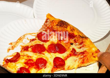 un primo piano di pizza deliziosa Foto Stock
