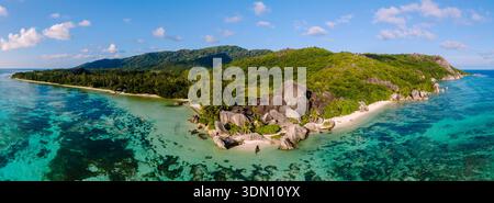Scopri lo splendido paesaggio della spiaggia di Anse Source d'Argent, dove le acque turchesi si incontrano con la sabbia bianca. La Digue Seychelles Foto Stock