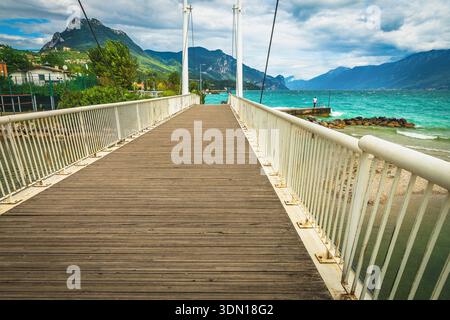 Fantastica passeggiata sullo spettacolare ponte pedonale con vista incredibile vicino a Toscolano Maderno, Lago di Garda, Lombardia, Italia, Europa Foto Stock