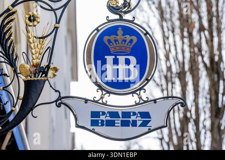 Schild mit dem Logo von Hofbraeu Muenchen am Gasthaus Papa Benz in der Leopoldstrasse GER, Themenbild Wirtschaft, Firmenlogos a Muenchen, 07.02.2026 foto: Eibner-Pressefoto/Franz Feiner Foto Stock