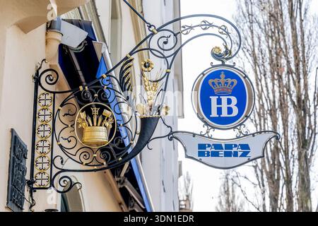 Schild mit dem Logo von Hofbraeu Muenchen am Gasthaus Papa Benz in der Leopoldstrasse GER, Themenbild Wirtschaft, Firmenlogos a Muenchen, 07.02.2026 foto: Eibner-Pressefoto/Franz Feiner Foto Stock