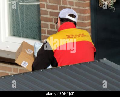DHL Paketfahrer bei der Auslieferung. DHL *** corriere DHL consegna DHL Foto Stock