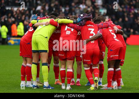 Ipswich Town Players pre match huddle - Derby County V Ipswich Town, Sky Bet Championship, Pride Park Stadium, Derby, Regno Unito - 7 febbraio 2026 solo uso editoriale - si applicano restrizioni DataCo Foto Stock