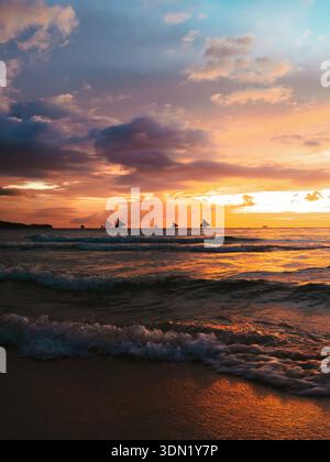 Tramonto mare spiaggia paesaggio Boracay Island resort nelle Filippine, viaggio paradiso tropicale destinazioni esotiche splendide barche a vela tranquilli e panoramici Foto Stock