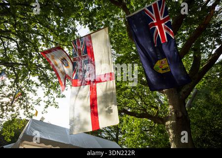 Bandiere britanniche appese sugli alberi Foto Stock