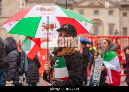 Whitehall, Londra, Regno Unito. 7 febbraio 2026. I membri della comunità iraniana marciano attraverso Londra, organizzato dal gruppo di attivisti "Stage of Freedom" a sostegno della "Rivoluzione del Leone e del Sole" - una rivolta iniziata in Iran il 28 dicembre 2025, con proteste contro la Repubblica islamica e il ritorno di Pahlavi come loro re. Crediti: Amanda Rose/Alamy Live News Foto Stock