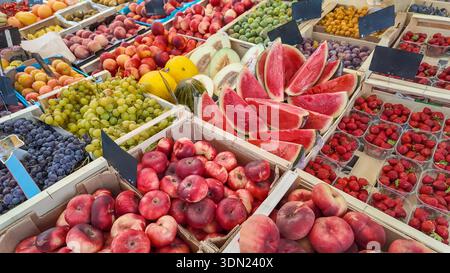 Colorato spettacolo di frutta fresca, tra cui anguria e nettarine Foto Stock