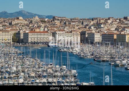 Vista panoramica del Vieux Port e dello skyline di Marsiglia Foto Stock