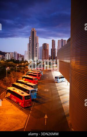 Un'ampia ripresa verticale che mostra la moderna architettura in metallo a coste della stazione degli autobus di Benidorm, con diversi pullman pronti per la partenza e per la città Foto Stock