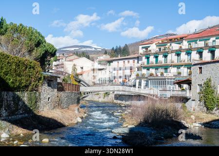 ponte sul fiume ter, case, hotel, Camprodon, Catalogna, Spagna Foto Stock