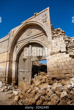 Sudan, Port sudan, Suakin, Wodden porta nel mezzo di un edificio in rovina di corallo ottomano Foto Stock