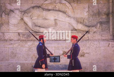 Grecia, Atene, cambio di guardia da parte degli Evzoni (guardia presidenziale) presso la Tomba del Milite Ignoto. Indossano la tradizionale uniforme greca, Foto Stock