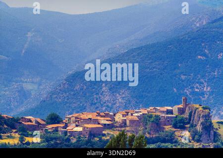 Spagna, il villaggio medievale di Cal Rill nei Pirenei. Si trova in Catalogna. Il villaggio è situato su una scogliera, circondato da montagne. Foto Stock