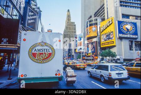 USA, New York City, la birra Amstel viene consegnata in un ristorante di Times Square Foto Stock
