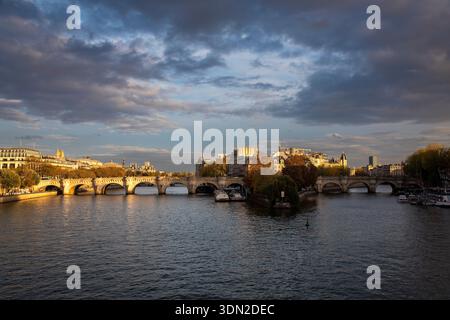 Francia, Parigi - il Pont Neuf (Ponte nuovo) è il più antico ponte in piedi sulla Senna a Parigi, in Francia. Si trova a ovest (downstrea Foto Stock