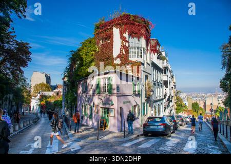Francia, Parigi, la Maison Rose (Casa Rosa) all'angolo tra le strade rue des Saules e rue de l'Abreuvoir a Montmartre, 18° arrondissement. Foto Stock