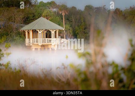 La nebbia mattutina del Parco Nazionale delle Everglades si innalza intorno al centro visitatori, punto di osservazione, palude nebbiose all'alba, paesaggio della Florida meridionale e atmosfera panoramica Foto Stock