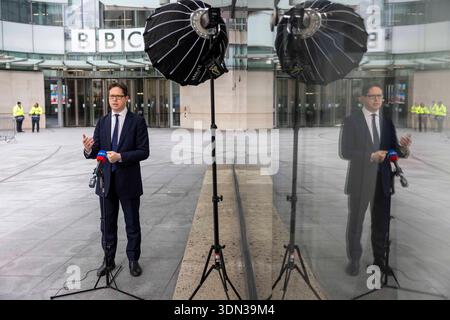 Londra, Regno Unito. 8 febbraio 2026. Alex Burghart, Cancelliere ombra del Ducato di Lancaster, fa un'intervista fuori dalla BBC dopo essere apparso domenica con Laura Kuenssberg. Commenta la posizione di Keir Starmer dopo il licenziamento di Peter Mandelson Credit: Mark Thomas/Alamy Live News Foto Stock