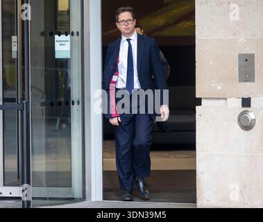 Londra, Regno Unito. 8 febbraio 2026. Alex Burghart, Cancelliere ombra del Ducato di Lancaster, fa un'intervista fuori dalla BBC dopo essere apparso domenica con Laura Kuenssberg. Commenta la posizione di Keir Starmer dopo il licenziamento di Peter Mandelson Credit: Mark Thomas/Alamy Live News Foto Stock
