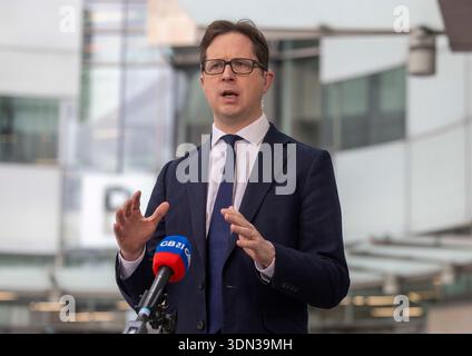 Londra, Regno Unito. 8 febbraio 2026. Alex Burghart, Cancelliere ombra del Ducato di Lancaster, fa un'intervista fuori dalla BBC dopo essere apparso domenica con Laura Kuenssberg. Commenta la posizione di Keir Starmer dopo il licenziamento di Peter Mandelson Credit: Mark Thomas/Alamy Live News Foto Stock
