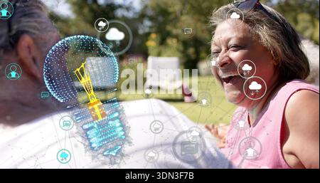 Donna anziana che ride indossa il top rosa, le sfumature, chiacchierare sul prato con le icone delle lampadine della sedia, spazio copia Foto Stock