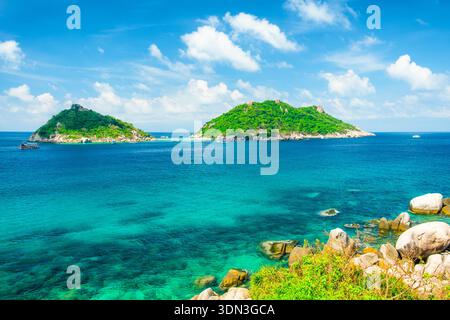 Isola tropicale di Nang Yuan, Koh Tao con tre isolotti collegati, sandbar bianco, acque turchesi e vegetazione lussureggiante, Thailandia. Isola tropicale vicino a Koh Foto Stock