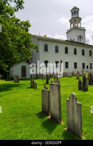 L'antica prima chiesa congregazionale e il Bennington Centre Cemetery a Bennington, Vermont, in una giornata estiva di sole. Foto Stock