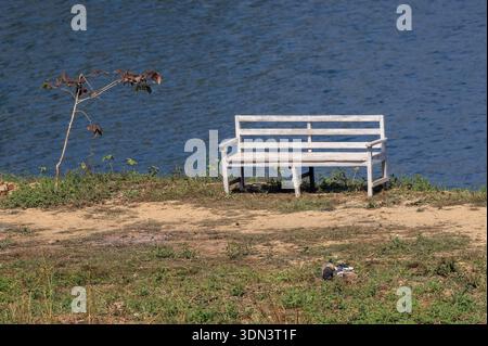 Panchina vuota di fronte al lago. Questa foto è stata scattata da Rangamati, Chittagong, Bangladesh. Foto Stock